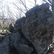 ハイキングコースにいくつもある大きな石・岩