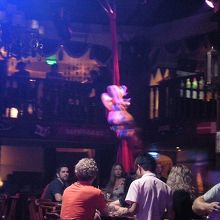 ポールダンスを踊るダンサー