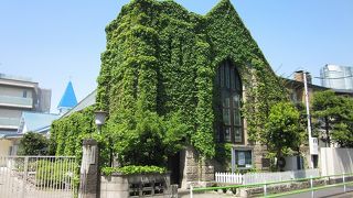 蔦に覆われた大谷石造りの教会
