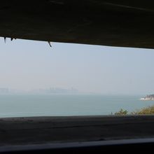 トーチカから見た厦門のビル群。右手の小島は台湾が統治する獅島