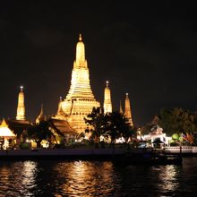 川沿いに美しくライトアップされた寺院を見ながら船は進みます。