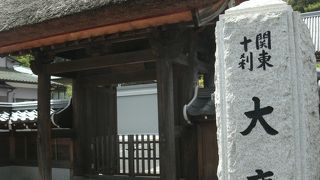 関東10刹のひとつ・・茅葺きの山門、深沢では大きな寺院