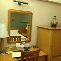 部屋は古い、でもきれい、ＷＩＨＩはない、ネットは有線で無料