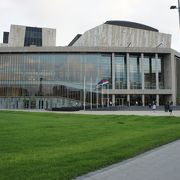 正式名称はベラ・バルトーク国立コンサートホールでクラシック音楽中心の現代的な建物です。