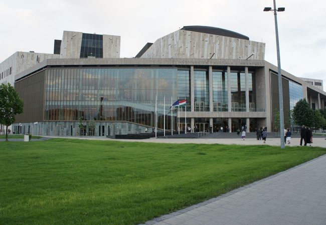 正式名称はベラ・バルトーク国立コンサートホールでクラシック音楽中心の現代的な建物です。