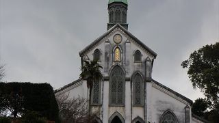 白亜のマリア像とステントグラスはなかなかです。