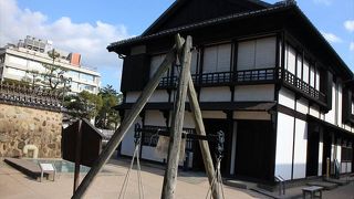 島はないですが、中は当時のものを再現しています。