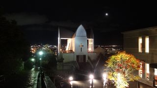 夜ライトアップされた姿も存在感あり