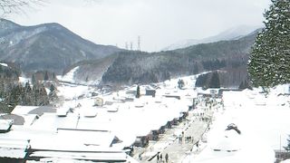冬の時期の茅葺き屋根の家の街並みが見ごたえあり