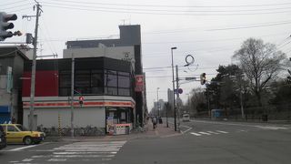 大学病院前にあるコンビニエンスストアー