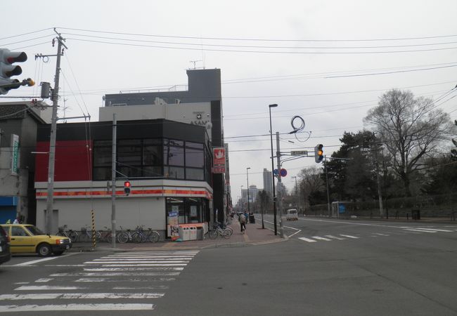 大学病院前にあるコンビニエンスストアー