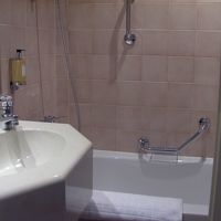 やや狭めのバスルーム