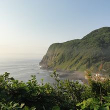 海側、右下が水無海浜温泉