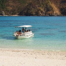 パナリ島へグラスボートで、途中水中も見せてくれました。