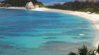 海の青が鮮やかです。