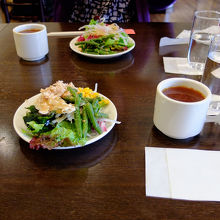 サラダバーとスープ無料サービス