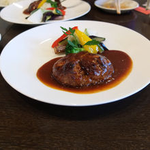 ワインビーフのハンバーグ　野菜添え