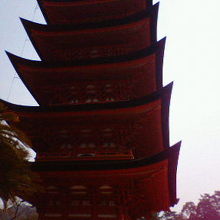 鮮やかな赤い色の柱に白壁の造りの塔です。