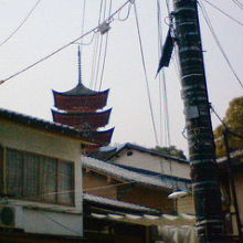 厳島神社方面へ行く途中の商店街からもよく見えます。