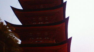 厳島神社を思わせる赤い五重塔