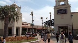 インターチェンジに近い開放的なアウトレットモール