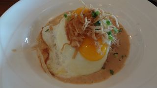 ワイキキビーチの風を感じながら、のんびり朝食