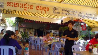 王宮裏すぐそばの、美味しい、地元の「うどん屋」さん＠プノンペン