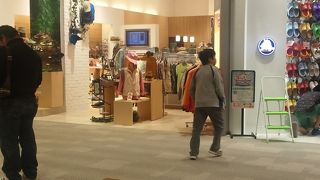 ウォーキング用品が主力の直営店