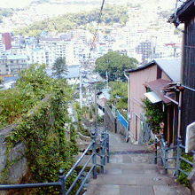 険しい石段ですが、振り返れば長崎の街のいい眺めがあります。