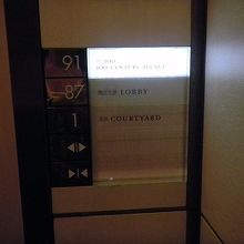 ホテルの中に入ってエレベーターで上へ