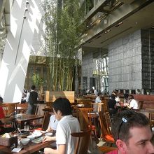 明るい店内。観光客が多く、居心地も悪くない