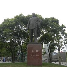 有名な人らしい銅像もあります