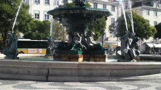 バスが立ち並ぶ活気のある広場！