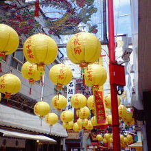 飾り提灯や竜の絵など、中国らしい風景が続きます。
