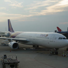 ラウンジから望む飛行機