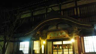 昭和初期の共同浴場がそのまま残る別府市内の「竹瓦温泉」。