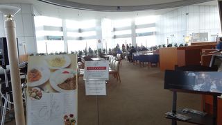 展望台の真ん中がカフェですが　今一歩の雰囲気です