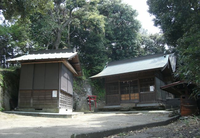 古い山中の神社、洞窟やぐらが・・