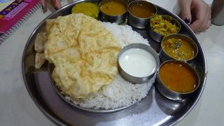 賑わっているレストラン