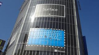 大型ビジョンが目立ちます