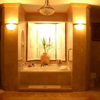 大理石で出来たとてもオシャレな・・・横手にシャワールーム有り