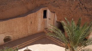 穴居住宅をお邪魔しました。パンをいただきます。