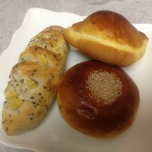 名物の甲子園あんぱんとクリームパン、さつま芋のパンです。