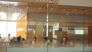 チェックインカウンター前のカフェ、レストラン