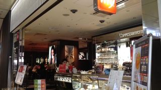 近鉄の改札口を出たらすぐ