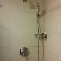 ホース付のシャワー。温度調節も簡単で快適。