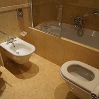トイレとお風呂。イタリアは便器とウォシュレットが別々です。