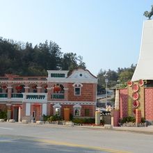小金門島の九宮碼頭で旅人を出迎えてくれる風鶏（画像右上）