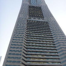 雨の日には雲がかかって最上階が下から見えません。