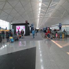 日本行きはスターバックスを過ぎたゲートで搭乗することが多い